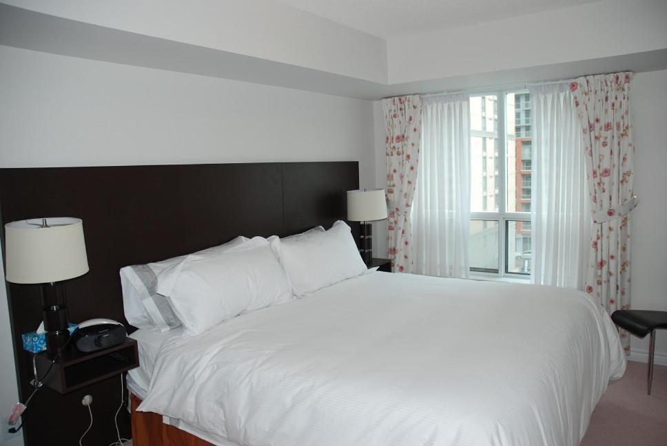 Toronto Luxury Accommodations - Qwest Экстерьер фото